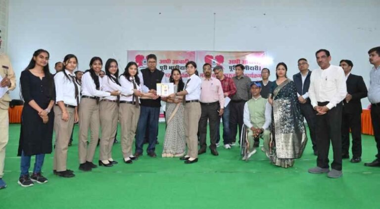 सशक्त महिला, सशक्त राष्ट्र” की थीम पर ऋषिकुल में आयोजित किया गया भव्य मतदाता जागरूकता कार्यक्रम