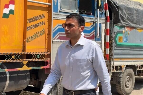 डीएम सविन बंसल की बड़ी कार्यवाही, एआरओ को प्रतिकूल प्रविष्टि व एसएमओ का निलम्बन