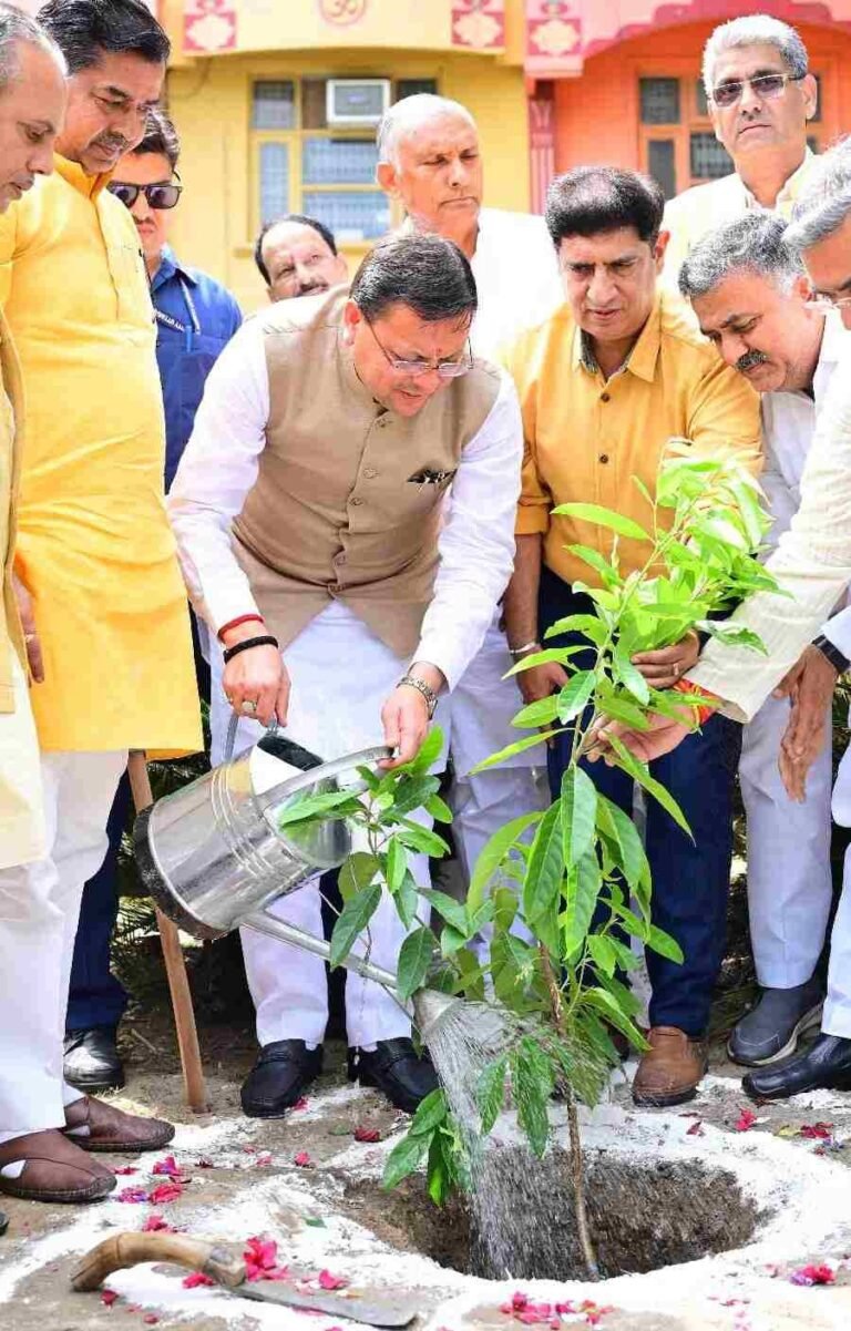 मुख्यमंत्री ने एक पेड़ मॉं के नाम अभियान के तहत किया पौधारोपण