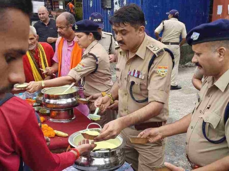 एसएसपी दून द्वारा कांवड यात्रियों को फूल माला पहनाकर किया उनका स्वागत, सभी श्रद्धालुओं को मिष्ठान वितरित कर उनकी सुगम व सुरक्षित यात्रा के लिये दी शुभकामनाएं