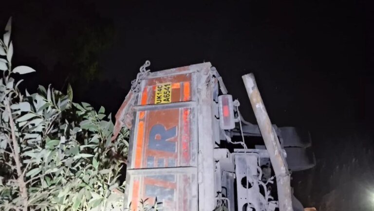गहरी खाई में गिरे ट्रक चालक को SDRF ने किया रेस्क्यू, अंधेरे में चलाया सफल अभियान