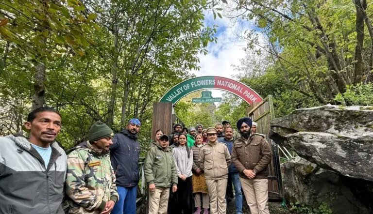 इंतजार खत्म! पर्यटकों के दीदार के लिए खुली विश्व प्रसिद्ध फूलों की घाटी