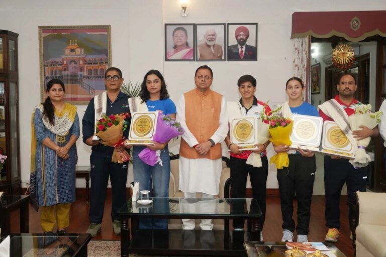 मुख्यमंत्री धामी से मिलीं अंतरराष्ट्रीय स्तर पर पदक जीतने वाली उत्तराखंड की महिला मुक्केबाज, मुख्यमंत्री ने किया सम्मानित