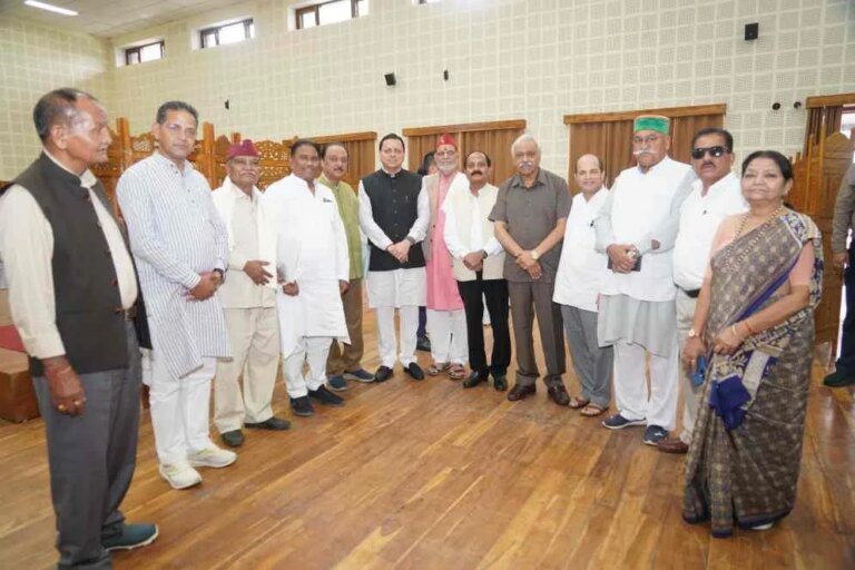 CM धामी से मिलने पहुंचे कई पूर्व विधायक, मुख्यमंत्री को दी शुभकामनाएं